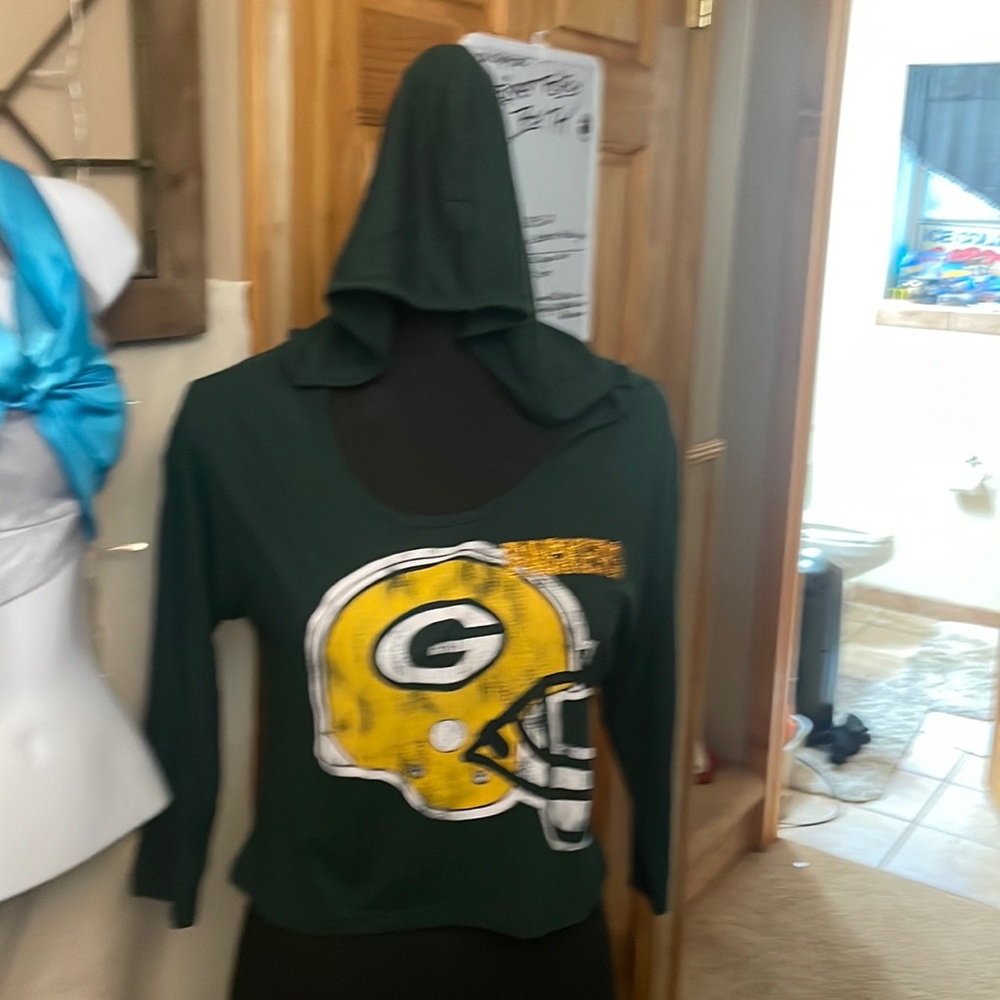 Cropped half sleeve hooded packers top.